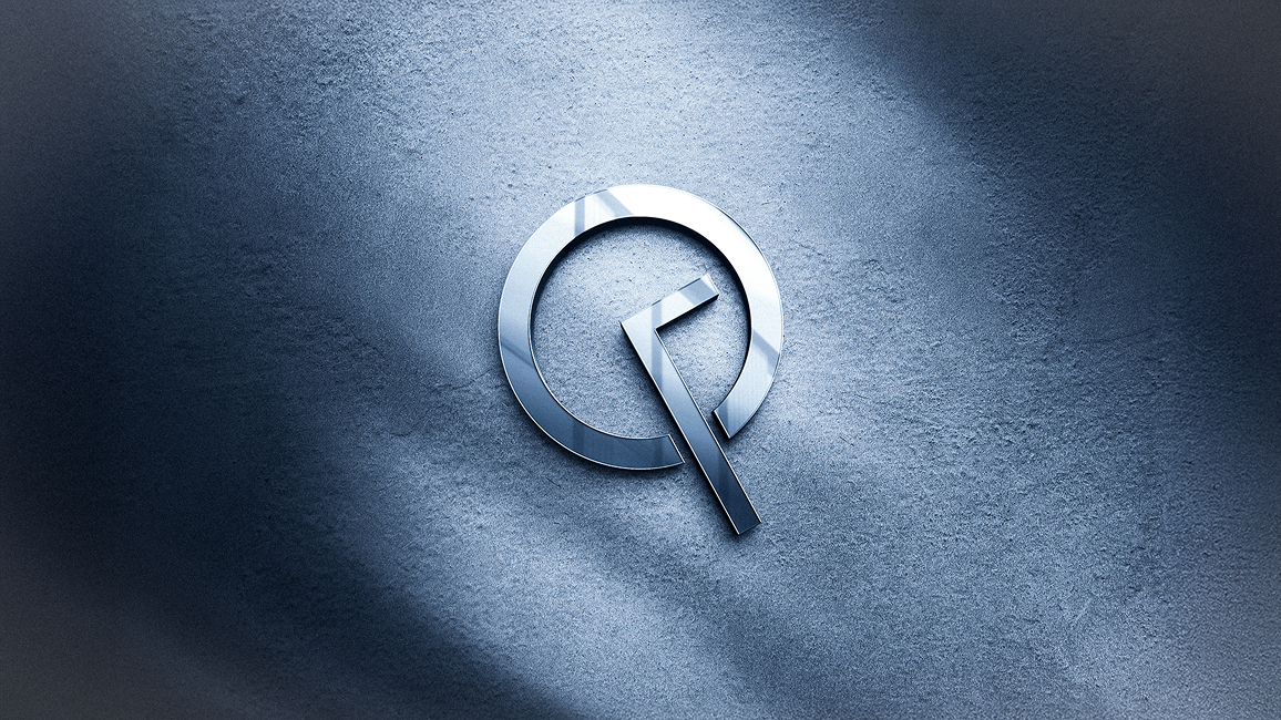 Logotipo abstracto de la empresa en metal cromado sobre una pared con textura azul.